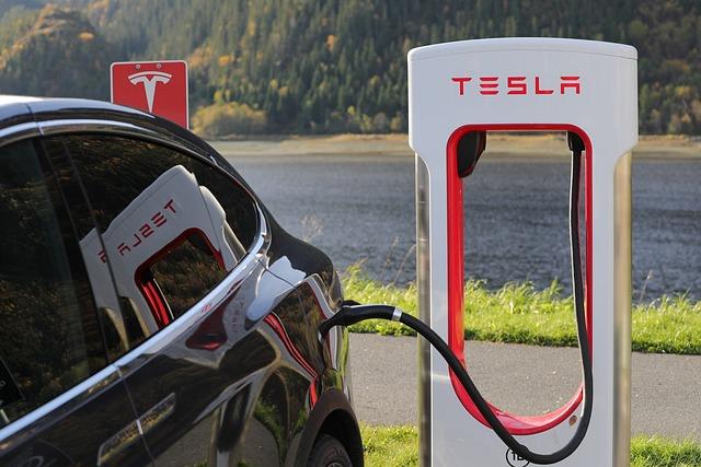 Kolik km ujede elektromobil Tesla? Testy a reálné výsledky