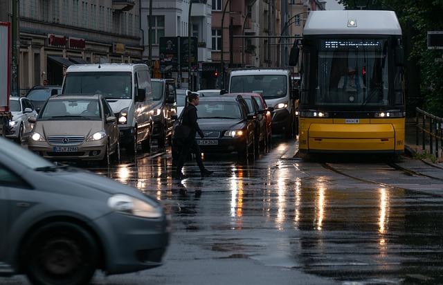 Jak správně reagovat na vozidla s právem přednostní jízdy