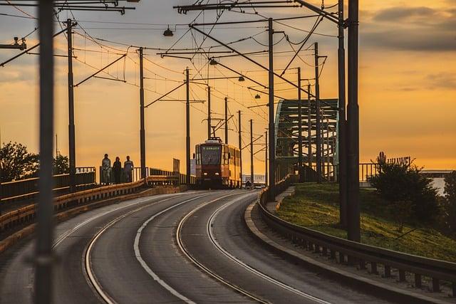 Tramvaj zastavila v zastávce bez nástupního ostrůvku: Jak správně postupovat?