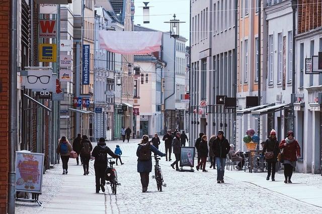 Co se smí v pěší zóně autoškola? Pravidla a omezení